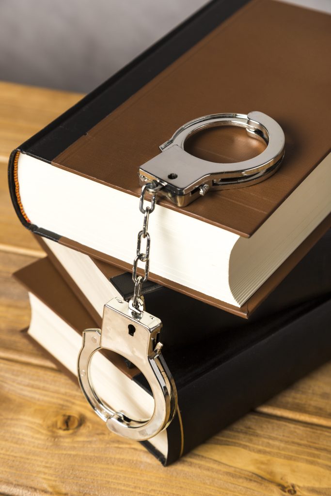 Livros jurídicos e algemas