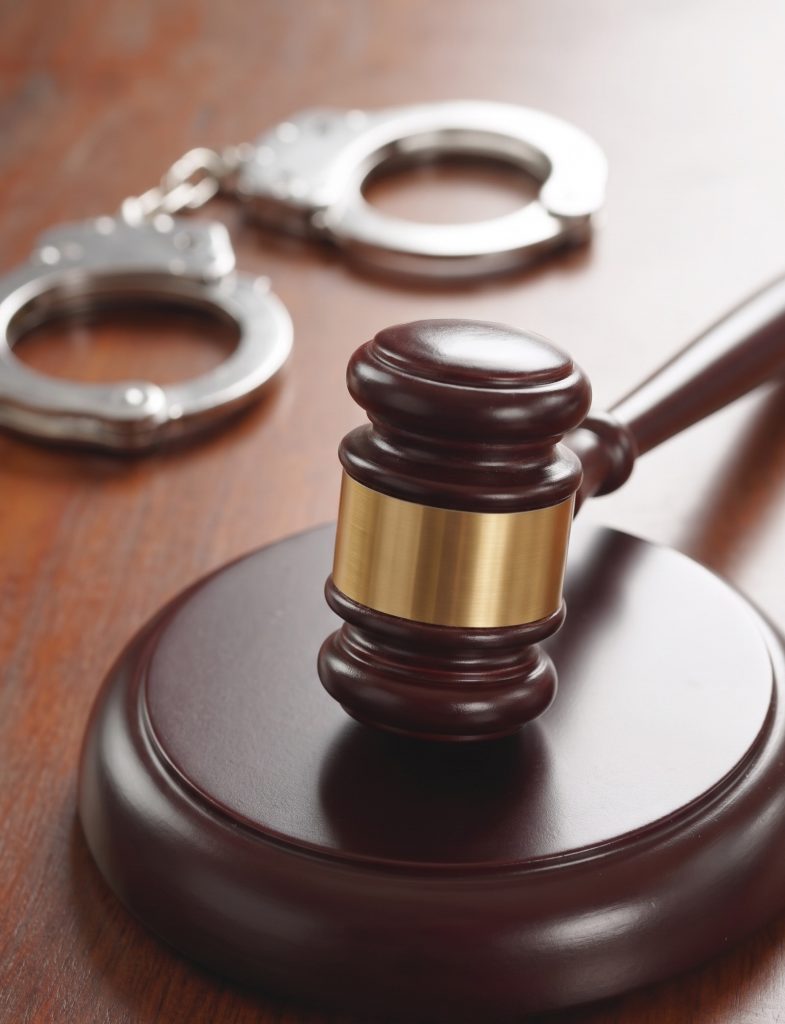 Estátua da Justiça simbolizando a defesa criminal